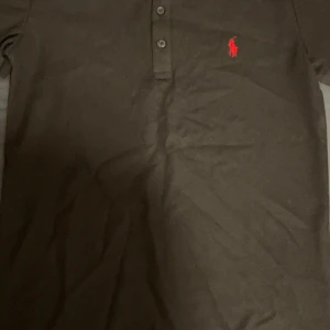 Svart piké från Polo Ralph Lauren - Säljer en svart pikétröja från Polo Ralph Lauren då jag inte haft användning av den