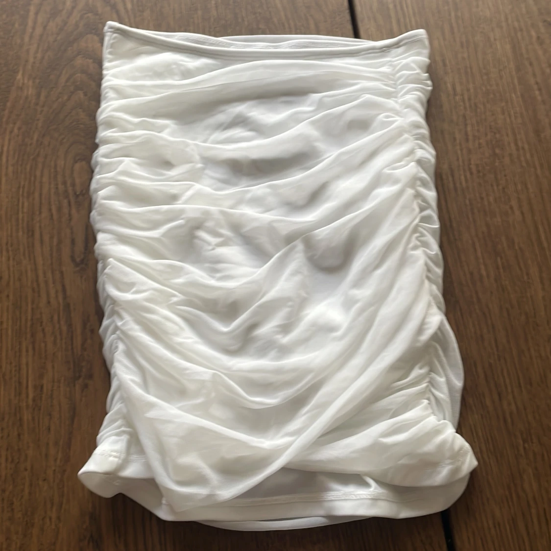 Vit omlottkjol med rynkade detaljer