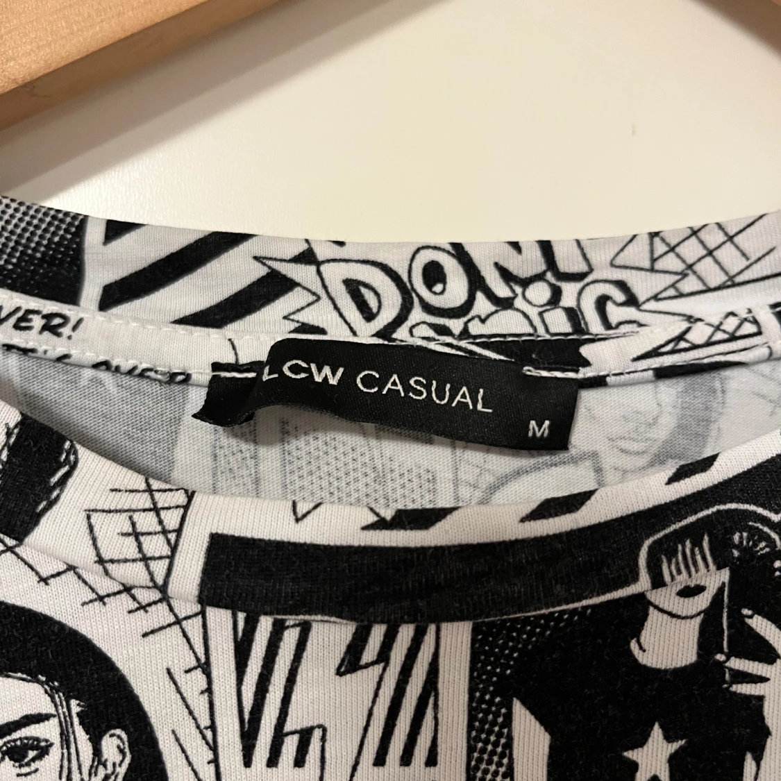 Svartvit t-shirt med serietidningsmönster från LCW Casual - 1