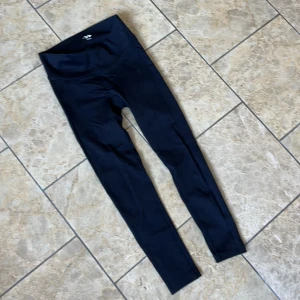 Svarta träningstights från 157 - Säljer ett par svarta träningstights från 157 i storlek XS. De har en diskret struktur i materialet och hög midja för extra komfort. Perfekta för gymmet eller löprundan.