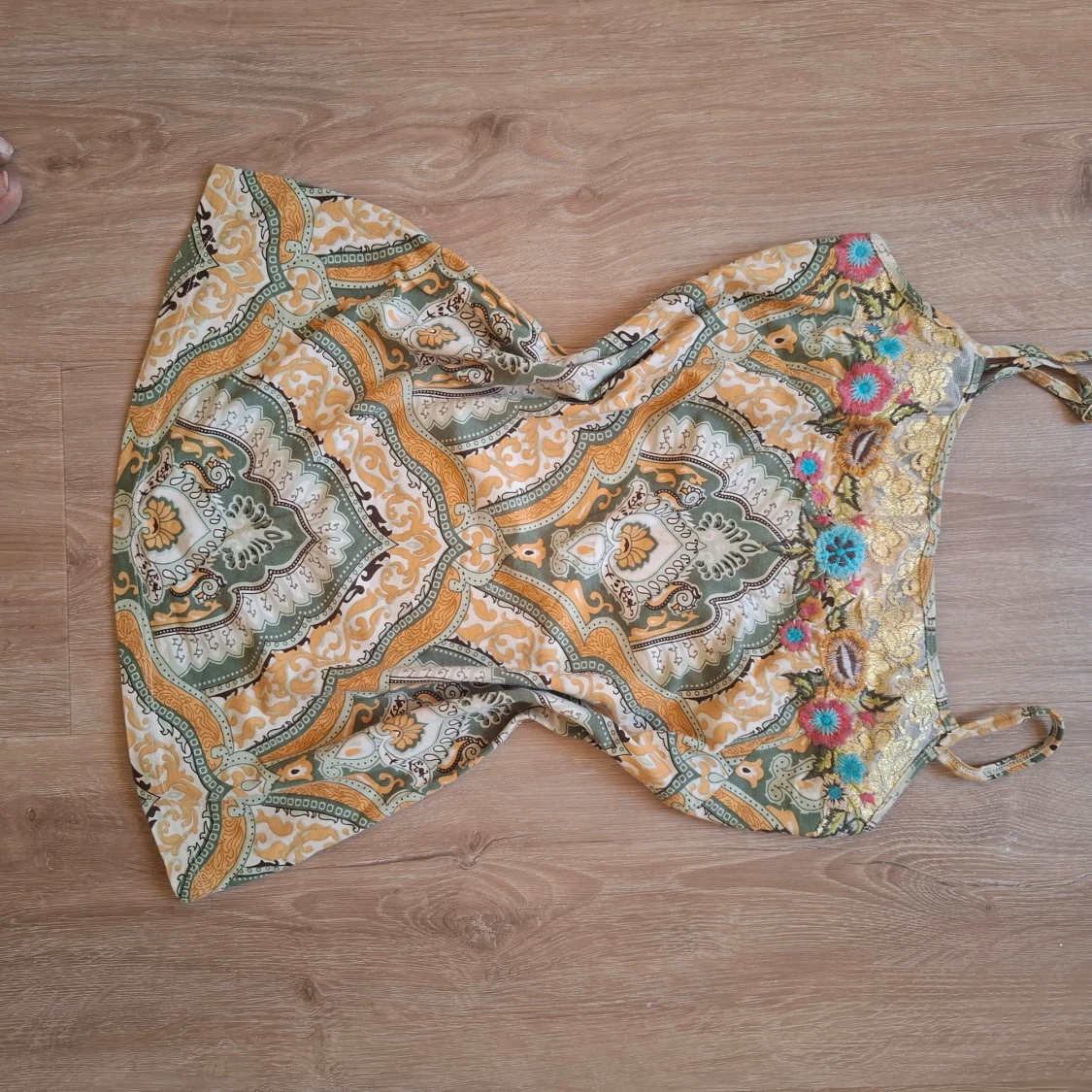 Mönstrad kortklänning med broderade detaljer - 1