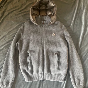 Moncler cardigan grå - Moncler cardigan i mycket bra skick, finns liten lagning (bild 2) storlek L.