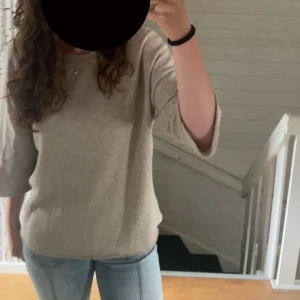 Beige stickad tröja - Mysig beige stickad tröja med rund halsringning och långa ärmar. Perfekt för lager-på-lager och passar till både jeans och kjol. Enkel och stilren design som funkar till många olika outfits.