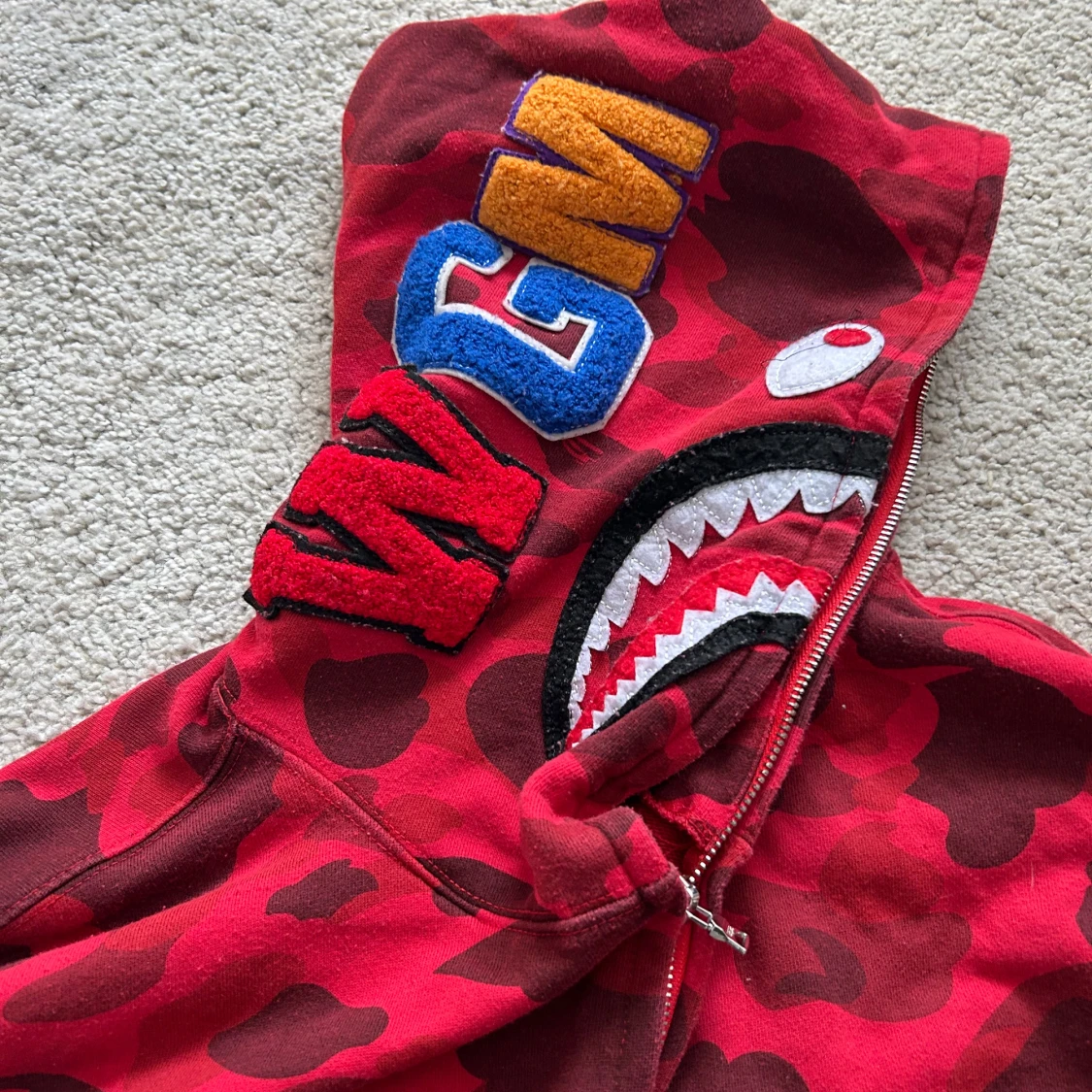 Röd camouflage zip hoodie från BAPE - 1