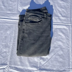 Dondup George  - Säljer nu dessa otrligt snygga mörkgråa jeans med en snygg knä slitning. Jeansen är i skick 9/10 utan några skador. Storleken är 31. Midja 39cm lår 23cm ytterlängd 103cm innerlängd 77cm. För fler frågor eller liknande är det bara att höra av sig! 