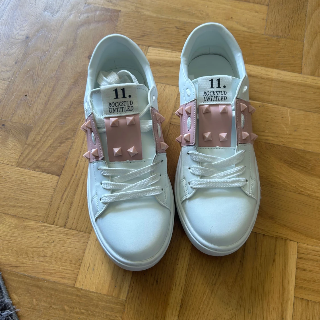 Valentino Rockstud sneakers med rosa detaljer