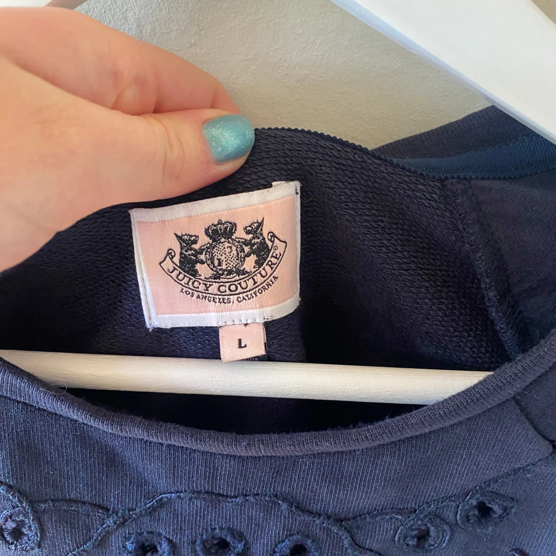 Mörkblå t-shirt med broderi från Juicy Couture - 2