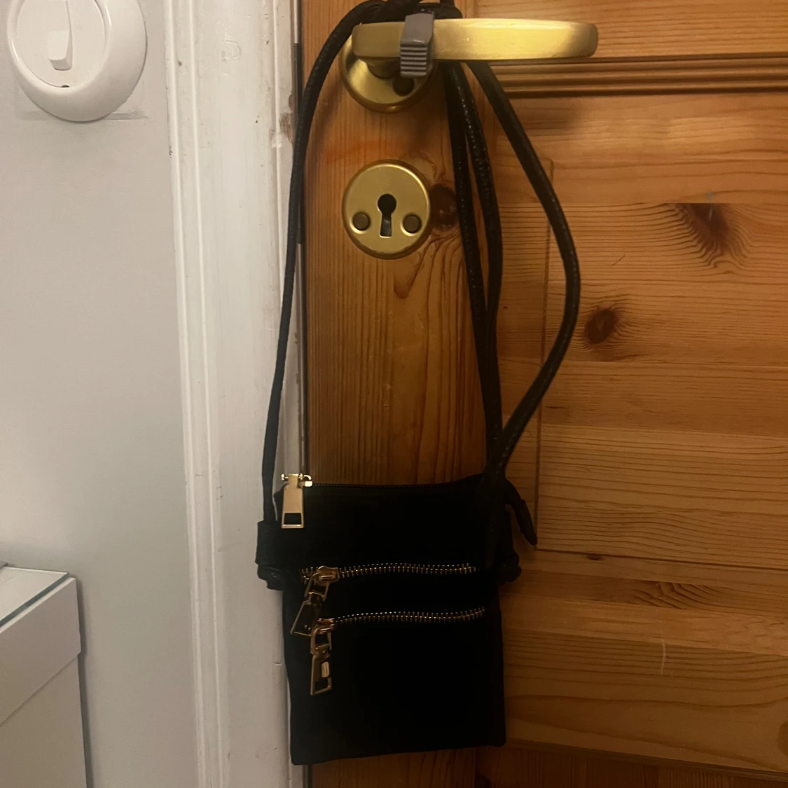 Svart axelväska med gulddetaljer - 1