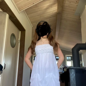 Vit klänning med volang från Gina Tricot - Säljer en söt vit klänning från Gina Tricot i storlek 34. Klänningen har smala axelband, volangdetaljer upptill och en luftig, flowy passform. Perfekt för varma dagar och somriga tillfällen.