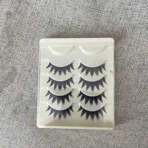 Anime lashes lösögonfransar  - Säljer dessa supersöta anime/manga/manwha lashes som är rena! Endast använt ett par och den är nu slängd. Säljer då jag har så många andra fransar 🩷 