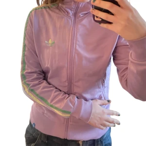 Lila Adidas track jacket med regnbågsdetaljer - Adidas kofta i bra skick!