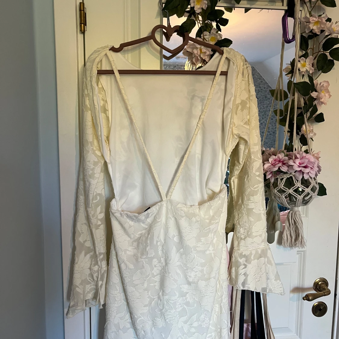 Vit/cremefärgad långärmad klänning med blommigt mönster från Boohoo - 1