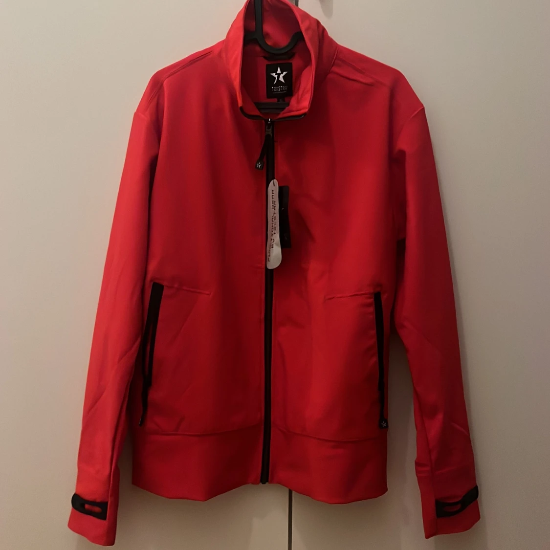 Röd jacka från Texstar med dragkedj och passar dom som har L 