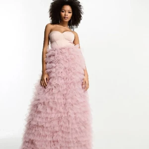 Balklänning  - Säljer min fina balklänning. Jag är 177 och den är noggrant in sydd i midja samt gjorts lägre. Ryggen är helt fantastisk och skicket är bra! Hör av er för fler frågor 🧡☺️ Själv köpte för 2100kr. Säljer för 1100. Använd en gång🥰