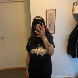 Billie Eilish t-shirt - Billie Eilish t-shirt i storlek S. Den är i väldigt fint skick då den knappt är använd. Som referens är jag är 158cm och den sitter som ni ser på bilden. Pris kan diskuteras.