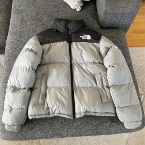 The North Face dunjacka  - Säljer denna gråsvarta dunjacka från The North Face. Jackan har två fickor och är justerbar nedtill. Bekvämt material och varm på vintern. Säljer billigt då det inte är jacksäsong men vill bli av med den. Storlek S men ganska stor i storleken. Fråga på!