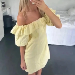 Gul offshoulder klänning med volang - Söt gul klänning!