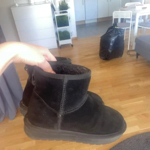 Vinterskor - Säljer dessa vinterskor då dom är för småa för mig, inte så jätte slitna på utsidan, väldigt bekväma, och perfekta för en dag ute i kylan❄️