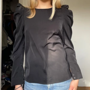Svart blus från Sofie Schnoor - Säljer en svart blus från Sofie Schnoor helt i nyskick! 