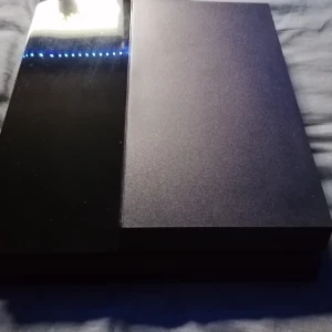 Playstation 4 - Väldigt bra skick, finns knappt några repor. Rengjord invändigt och bytt kylarpastan till arctic mx4.  MODEL CUH-1116A  Endast konsol, inga kablar eller dosa.