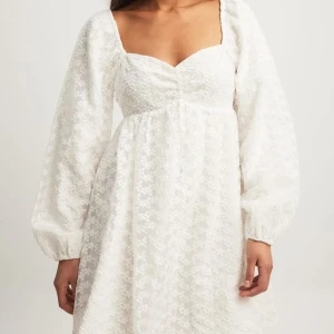 Vit klänning från nakd  - Superfin vit klänning från nakd. Så populär och snygg. Perfekt till studenten. Klänningen är inte använd och prislappen sitter kvar 💕💕