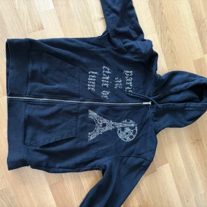 rhinestone zipp  - Köpt från bling lucid för 700kr om jag inte minns fel. Täcken på andväning. Ett litet hål där bak som visas på andra bilden (inte nåt man lägger märke till) 