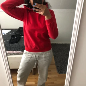 Röd hoodie - Säljer en enkel röd hoodie med luva. Användt 1 gång. Säljer då jag aldrig använder den.  