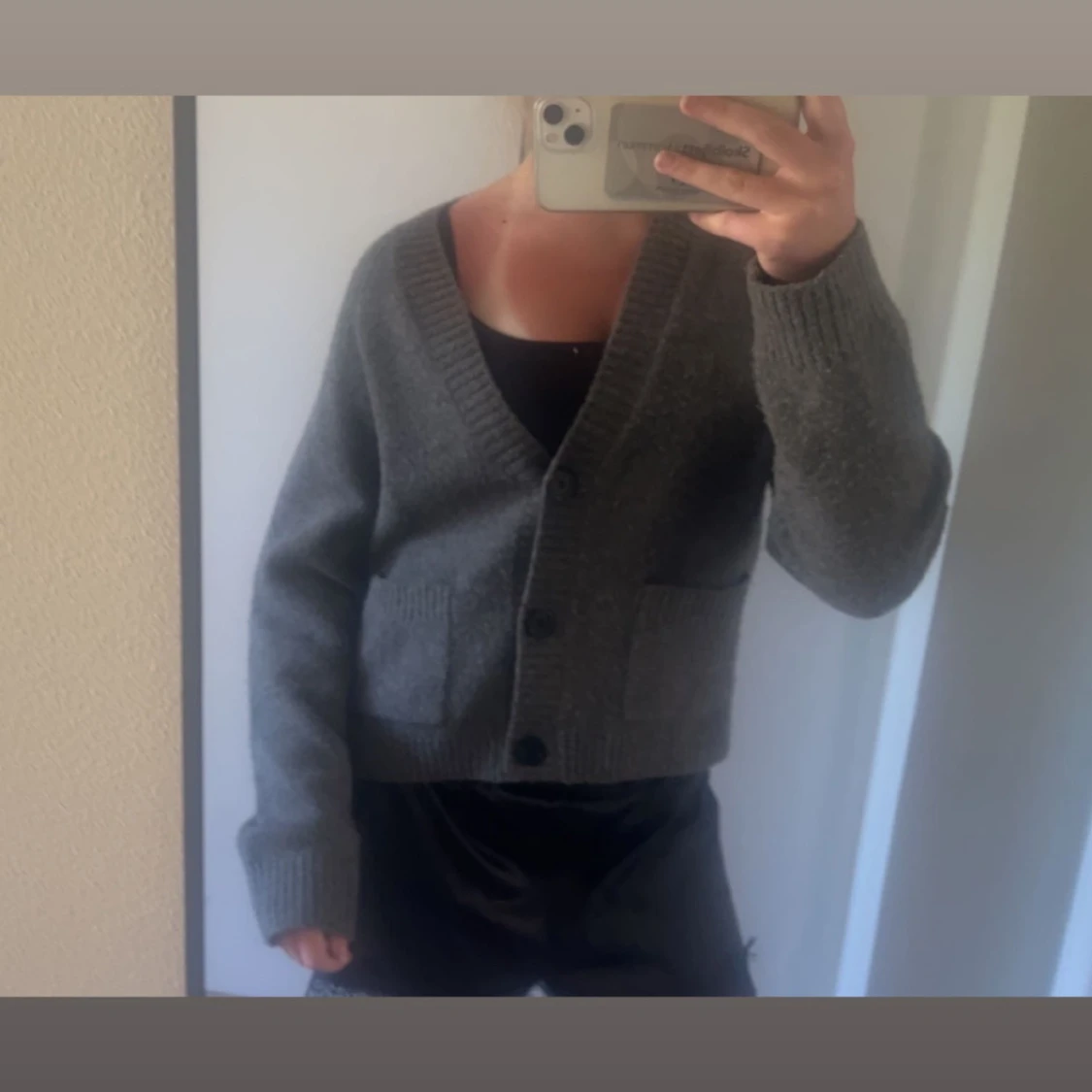 Grå stickad kofta med knappar - 1