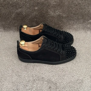 Christian Louboutin - Hej! Säljer dessa riktigt feta helsvarta Loubs med nitar och röd sula! Små tecken på användning finns och skorna är i ett fint skick som syns på bilderna! Storlek 41 1/2 men passar lika bra på dig som bär 1 storlek större! Bästa skorna till sommaren! 🙌box och dustbag medföljer! Nypris 10000kr! Självklar garanterad äkthet🤝 skriv vid minsta intresse av köp! Mvh DC 🔹