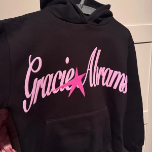 Gracie abrams hoodie - Hoodie från gracie abrams valentine edition. Den är helt ny, endast provad! Säljer på grund av att jag köpte flera storlekar och testa;)) normal i storlek skulle jag säga🩷