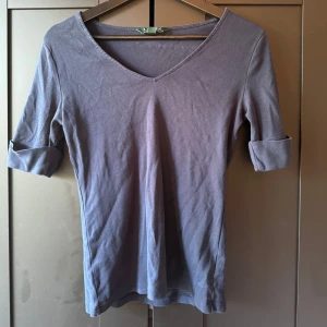 Ralph Lauren T-shirt - Marinblå T-shirt från Ralph Lauren, så fin nu i sommar. 