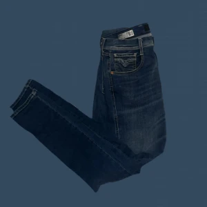 Replay jeans - Liten defekt i en utav fickorna. Men i övrigt väldigt bra skick! Kom med bud ☺️Kommer släppa de billigt så det är först till kvarn som gäller!