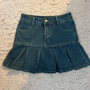 Mörkblå jeanskjol med plisserad nederdel - Blue denim pleated mini skirt  Tag says M but it’s fit XS   Kolla gärna på mina andra mina andra annonser 