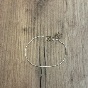 Guldfotlänk med silverpärlor - Superfin fotlänk i guld med silverpärlor🤍