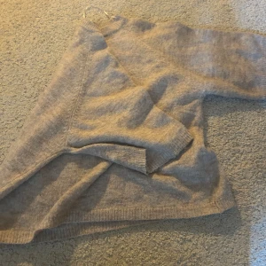 Beige stickad tröja från 157 - Mysig beige stickad tröja från 157 i storlek XS. Tröjan har lång ärm och klassisk rund halsringning. Perfekt för lager-på-lager och passar till många olika outfits.