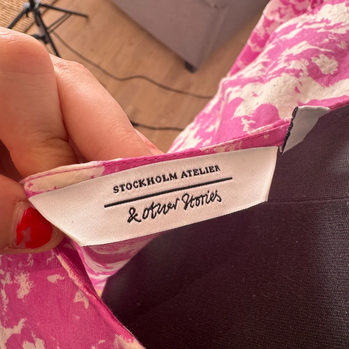 Rosa och vit blommig klänning  - 2