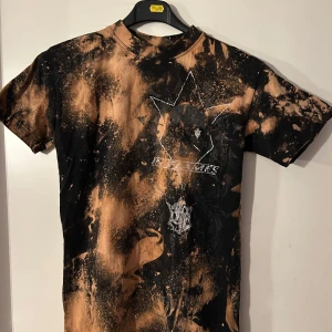 In flames T-shirt med meleringar stl XS - Helt ny In flames T-shirt med tuffa meleringar. Storlek XS.