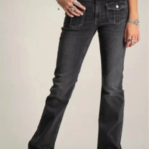 Svarta bootcut jeans från Gina Tricot - jättesnygga och bara använt två gånger. nypris 349🫶🏻