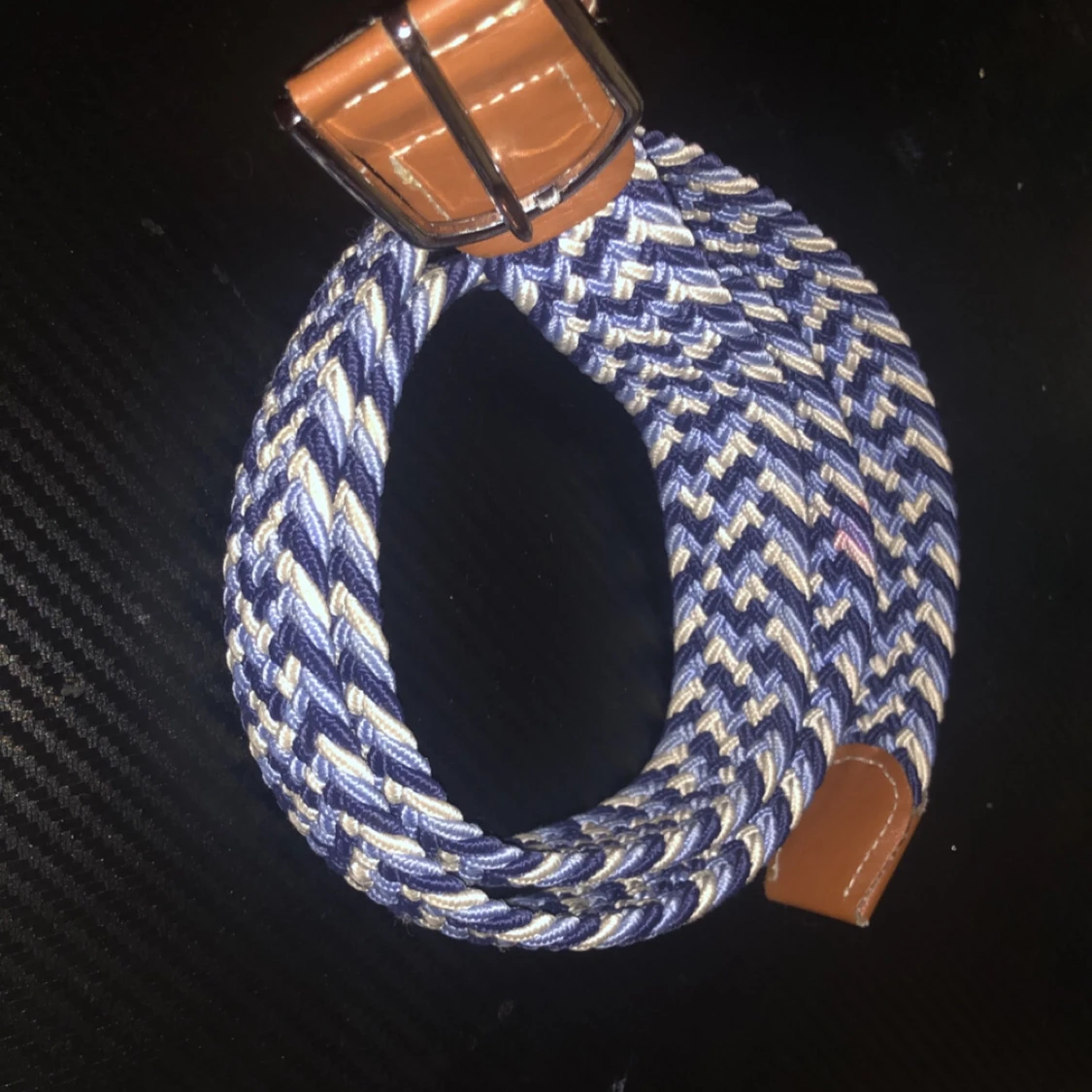 Flätat blått och beige bälte med bruna skinn-detaljer - 1