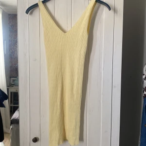 Klänning Strl M - Säljer pga för liten för mig. Men annars super skön och fin klänning! Kontakta vid frågor 💛