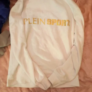 2 stT-shirt från Plein Sport plus tröja långärmad stl S  - Säljer två olika t-shirts från Plein Sport. En vit långärmad med gul text, en röd kortärmad med stor gul logga och en grå kortärmad med gul/orange tryck och tiger. Perfekta för dig som gillar sportig stil. Plus långärmad tröja stl S Säljes tillsammans för 200 kr 