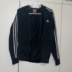 Verkkatakki - Lasten kiva adidaksen verkkatakki. Aitoudesta ei tietoa. Vetoketju irronnut ja hieman revennyt, joten kiinni ei saa. Sivuilla taskut. Koko 164cm. Kaikai n 47cm, pituus n 60cm. Kissatalous MMM, lisätietoja saa kysymällä Katsothan myös muut ilmoitukseni Mikäli hinta ei miellytä tarjoa rohkeasti 