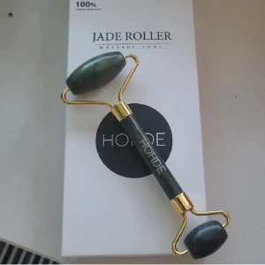Jaderoller - Jade roller från HOHDE i mörkgrön färg. Aldrig använd, nypris 300kr🍀