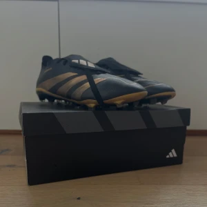Adidas predator fotbollskor  - Dessa läckra adidas predator skor är i sammarbete mellan adidas och Jude bellingham. Skorna i sig är i bra skick förutom att bandet på ena skon som är lite slitet. Jag har använt skorna i cirka 1 månad, men skorna var för stora för mig så jag behövde sälja dom. Nypris för dessa skorna ligger runt 2000, jag säljer dom för 800