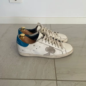 The Gallerist skor - Hej! Säljer nu dessa The Gallerist skor i färgen ljusblå. Storlek 43. Skick 9/10. Allt OG tillkommer. Tveka inte på att höra av er via dm. MVH Pelle