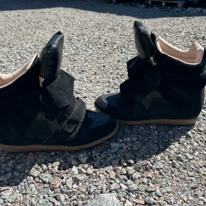 Isabel marant skor - Instagram: Slaiserion. Beställningsvara med uppskattad leveranstid på ca 2-4 veckor! 