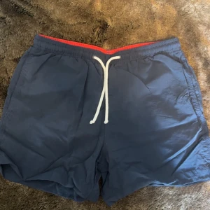 Mörkblå badbyxor  - Hej! Säljer nu mina mörkblåa badbyxor ifrån H&M, passar mellan storlekarna S-M. Pris kan diskuteras..