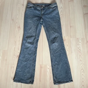 Blå bootcut jeans - Klassiska blå jeans med bootcut passform och normal/låg midja. Passar mig som är ca 175.☺️💕Aldrig använda