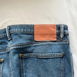 Acne jeans - Säljer ett par klassiska ljusblå jeans från Acne Studios i storlek 31:32 men de passar mer som en 30:32. Har dock lite flex så större midja funkar också. Slim fit med en slitning. Hör av er för fler frågor. Mvh Charlie