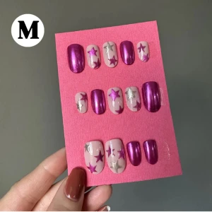 Lösnaglar - FÄRDIGT SET 💛 Press on nails (lösnaglar) i storlek M. Storleken anser bredden på dina naglar. Alla lösnaglar är handmålade av mig med gellack. Detta set är ett färdigt set och går att köpa direkt. Jag skickar med 14 naglar för fler storleksalternativ. 💅🏼💗 